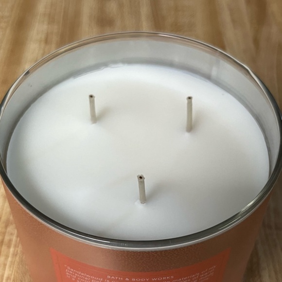 Bath & Body Works Gwen’s Note 3-Wick Candle - Picture 2 of 4
